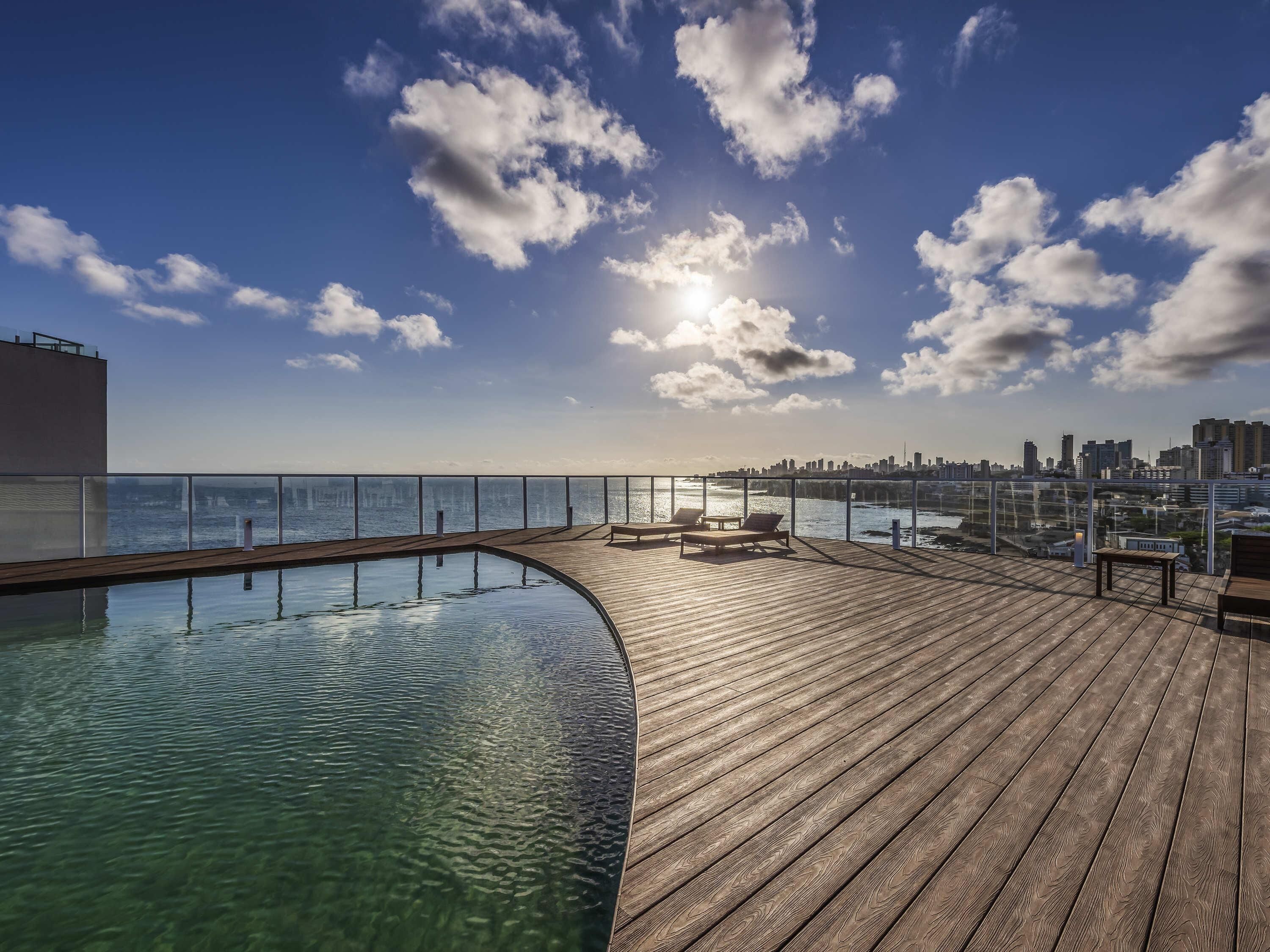Piscina externa, espreguiçadeiras