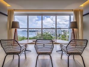 Breakfast, lunch, dinner served; Regional cuisine, sea views