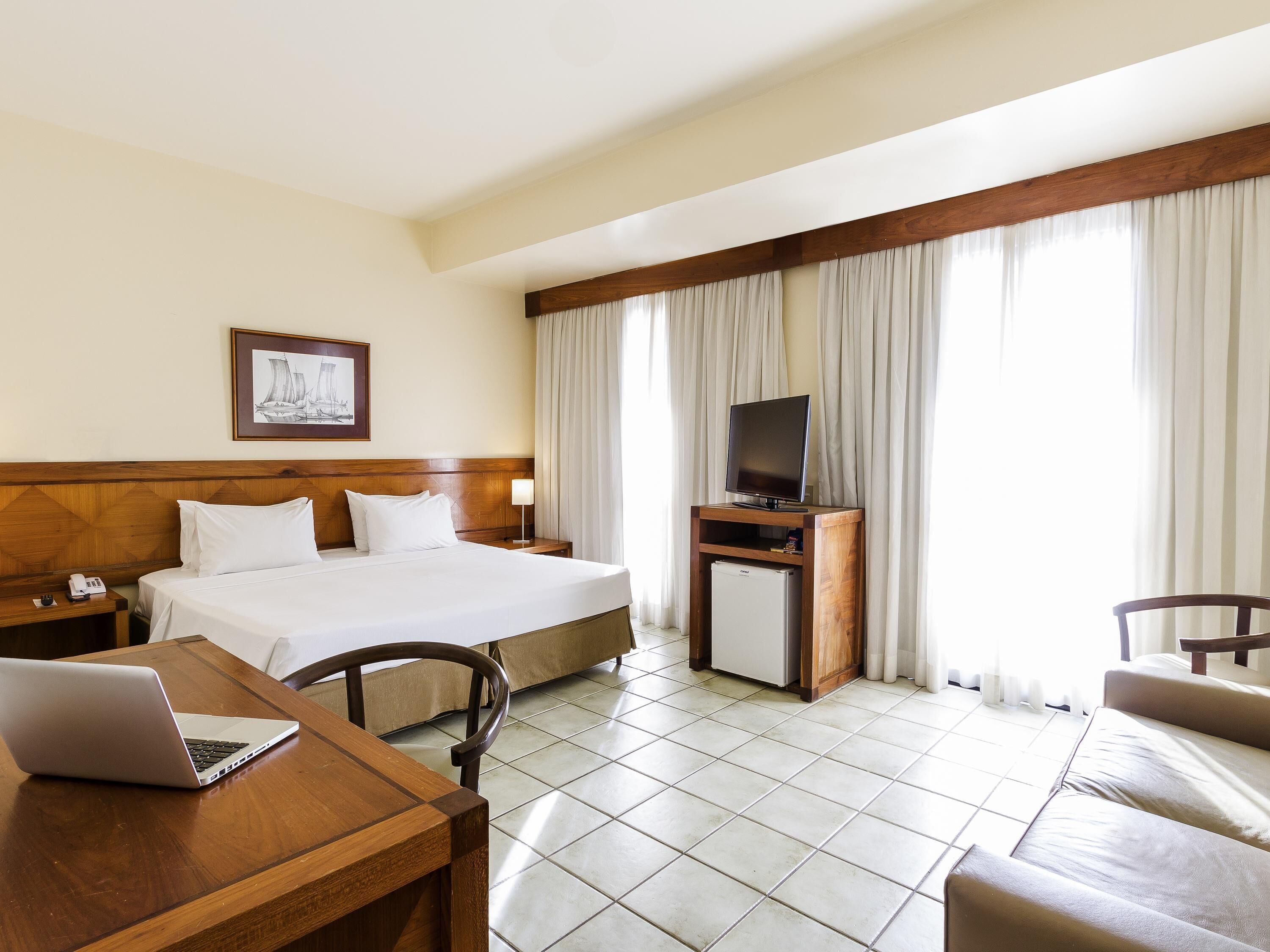 Standard Room, 1 King Bed | Minibar, in-room safe, desk, laptop workspace