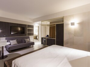 Suite Familiale, 1 trÚs grand lit et 1 canapé-lit | Minibar, coffres-forts dans les chambres, bureau