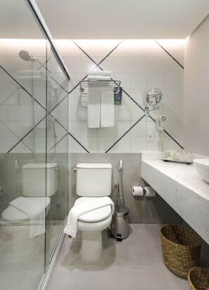 Regadera, amenidades de baño ecológicas, secadora de cabello, toallas 