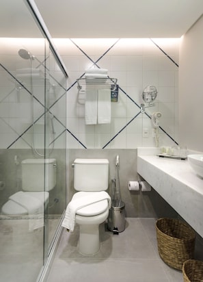 Regadera, amenidades de baño ecológicas, secadora de cabello, toallas