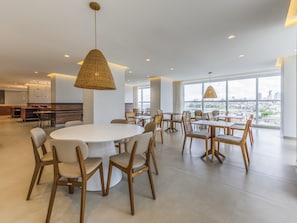 供應早餐、午餐和晚餐,地區料理,海景