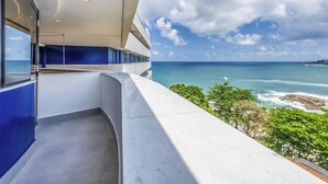 A modern building with a balcony overlooking a beach and ocean. - Novotel Salvador Rio Vermelho (Salvador)