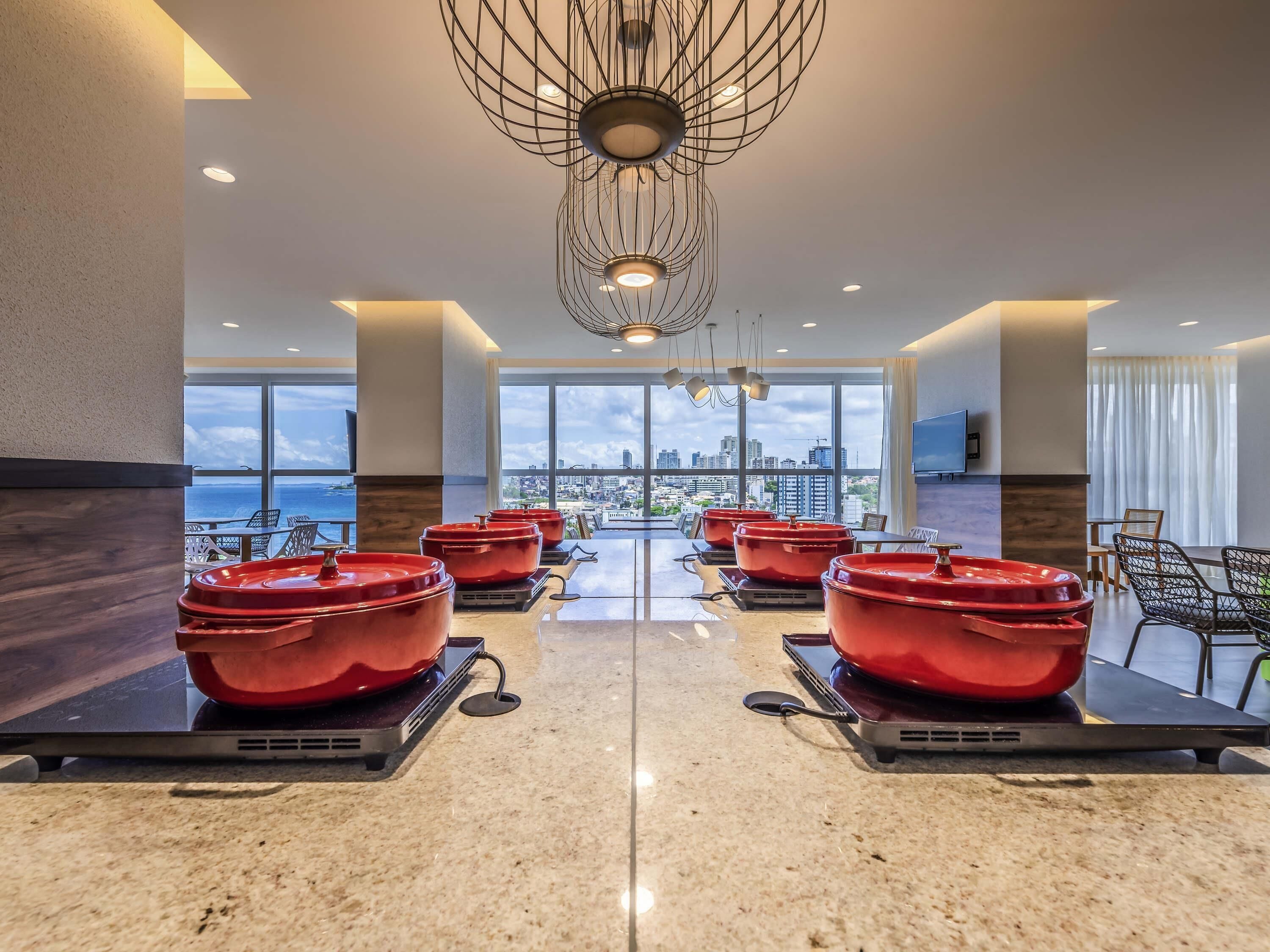 Breakfast, lunch, dinner served; Regional cuisine, ocean views 