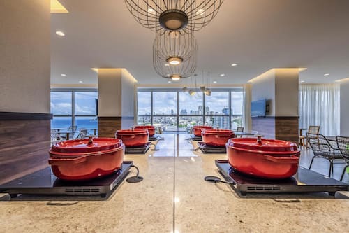 Breakfast, lunch, dinner served; Regional cuisine, sea views