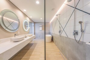 Luxury Suite, 1 King Bed, Beach View | Bathroom | Eco-friendly toiletries, hair dryer, towels, soap - Novotel Salvador Rio Vermelho (Salvador)