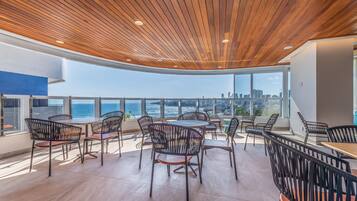 Bar tepi kolam renang