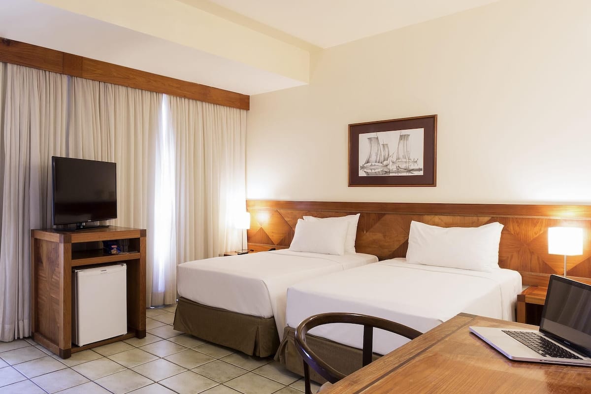 Kamar Twin Standar, 2 Tempat Tidur Twin | Minibar, brankas, meja kerja, dan ruang kerja ramah laptop