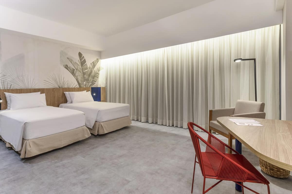 Quarto superior, 2 camas de casal | Frigobar, cofres nos quartos, escrivaninha