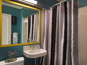 Designertoalettartikler, hårføner og håndklær