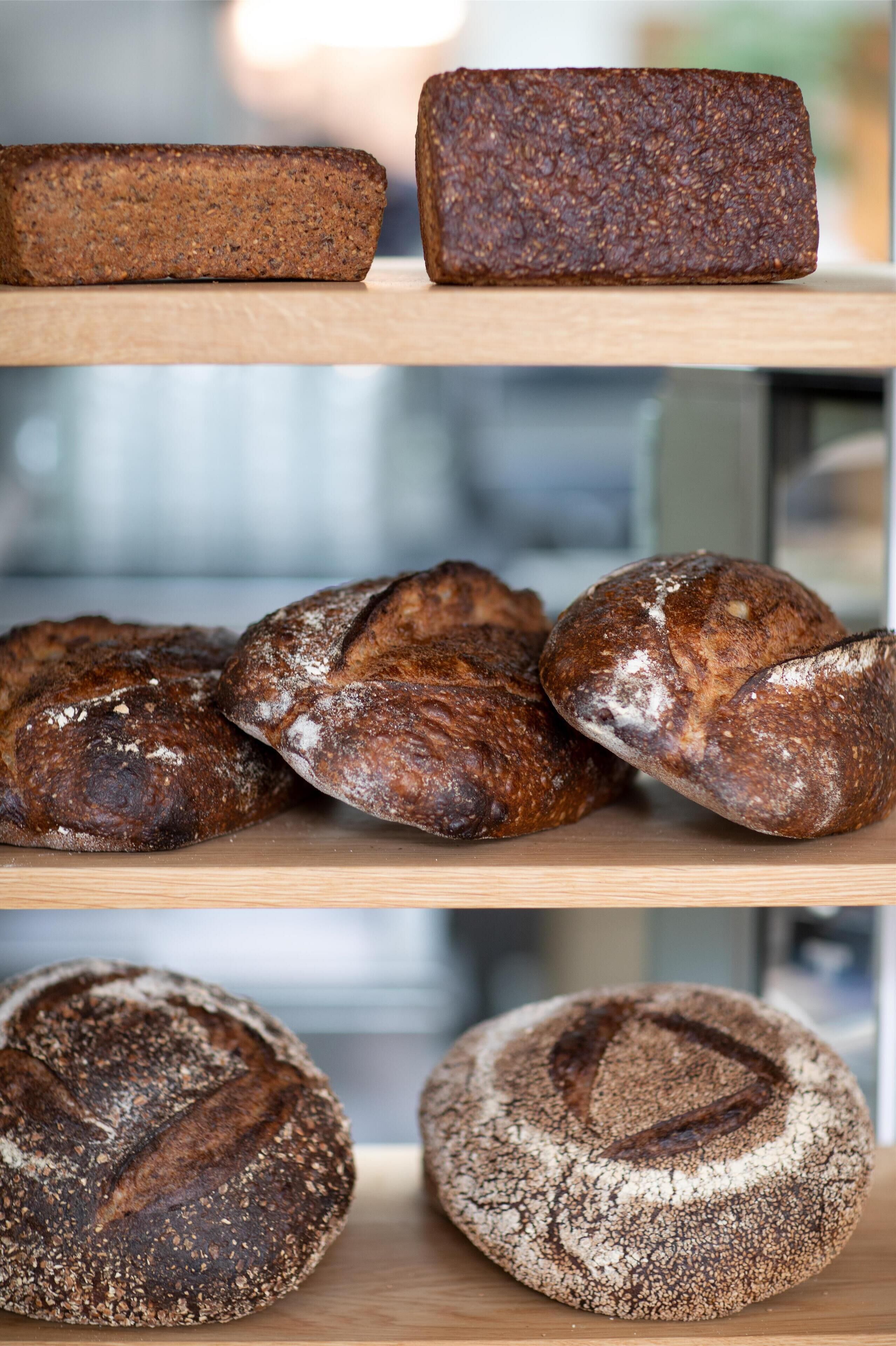 Café da manhã feito na hora todos os dias mediante uma taxa