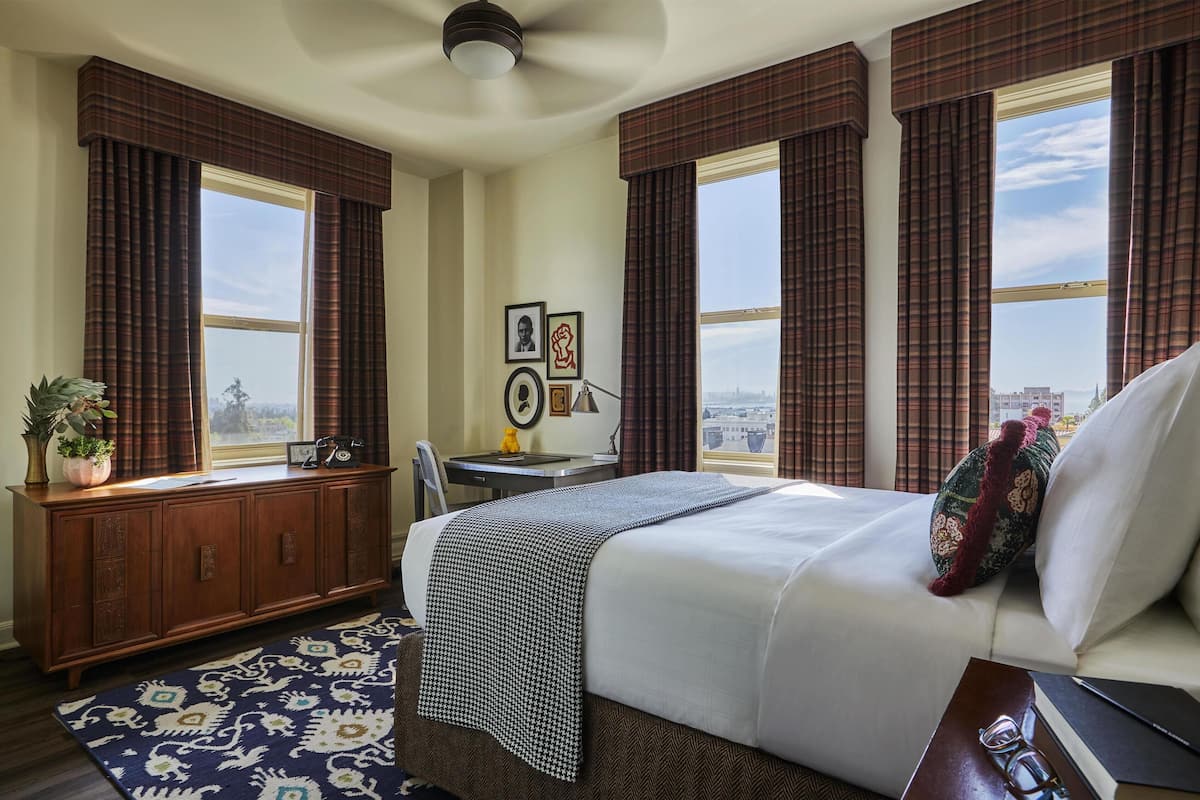 Room, 1 Queen Bed (Graduate, High Floor) | Egyptian cotton sheets, premium bedding, pillowtop beds, in-room safe