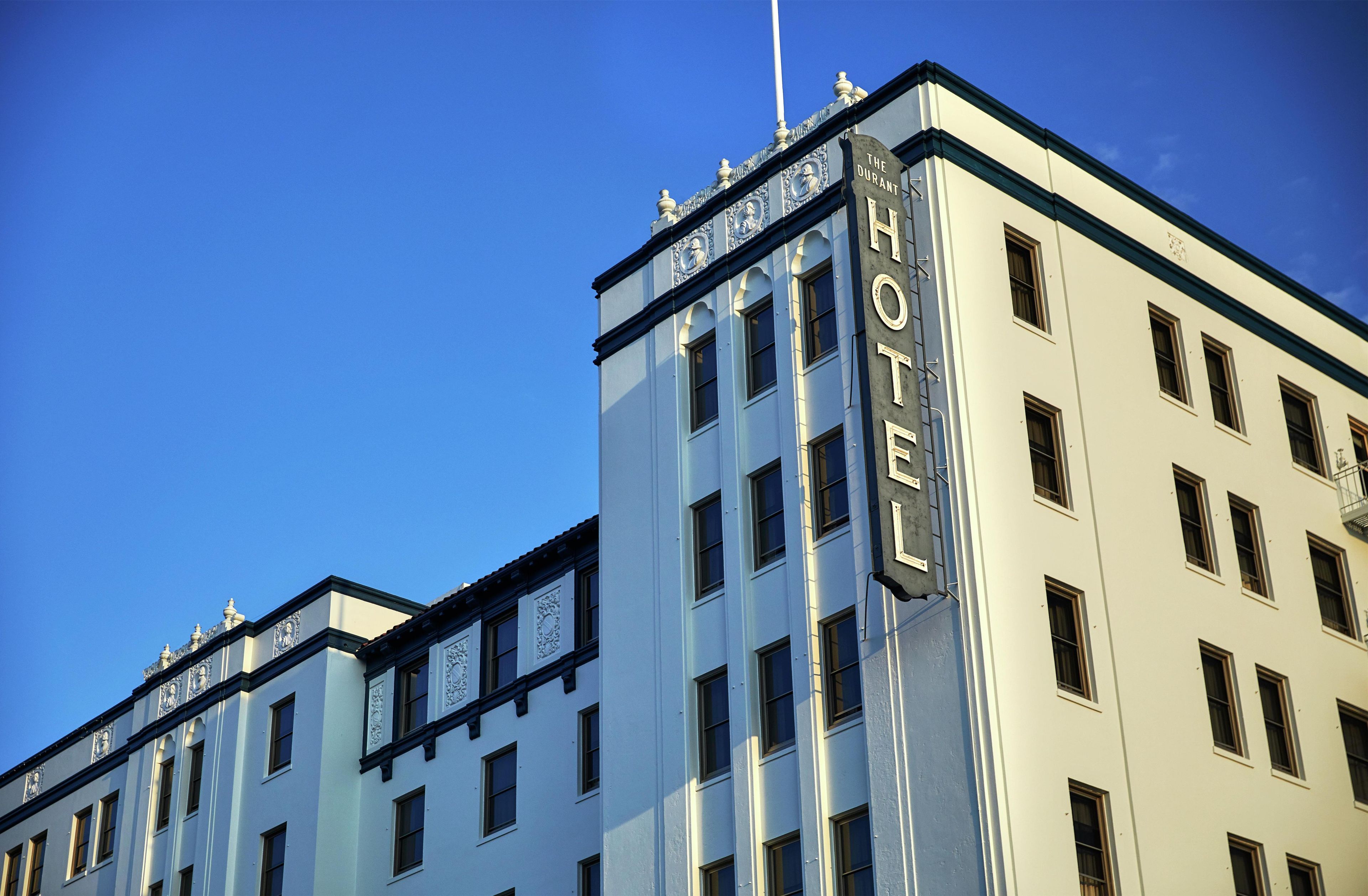 Hotellirakennuksessa on suuri, huomiota herättävä kyltti, jossa lukee: »The Durant Hotel».
