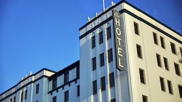 Hotellirakennuksessa on suuri, huomiota herättävä kyltti, jossa lukee: »The Durant Hotel».