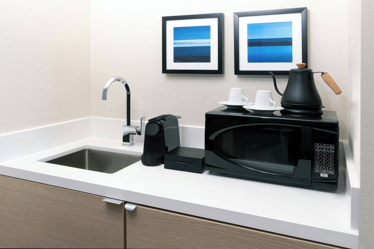 junior suite, 1 bedroom | bar (on property)