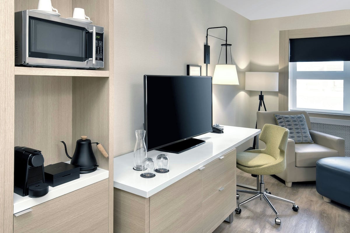 deluxe room, 1 king bed with sofa bed | 1 bedroom, premium bedding, pillow-top beds, in-room safe