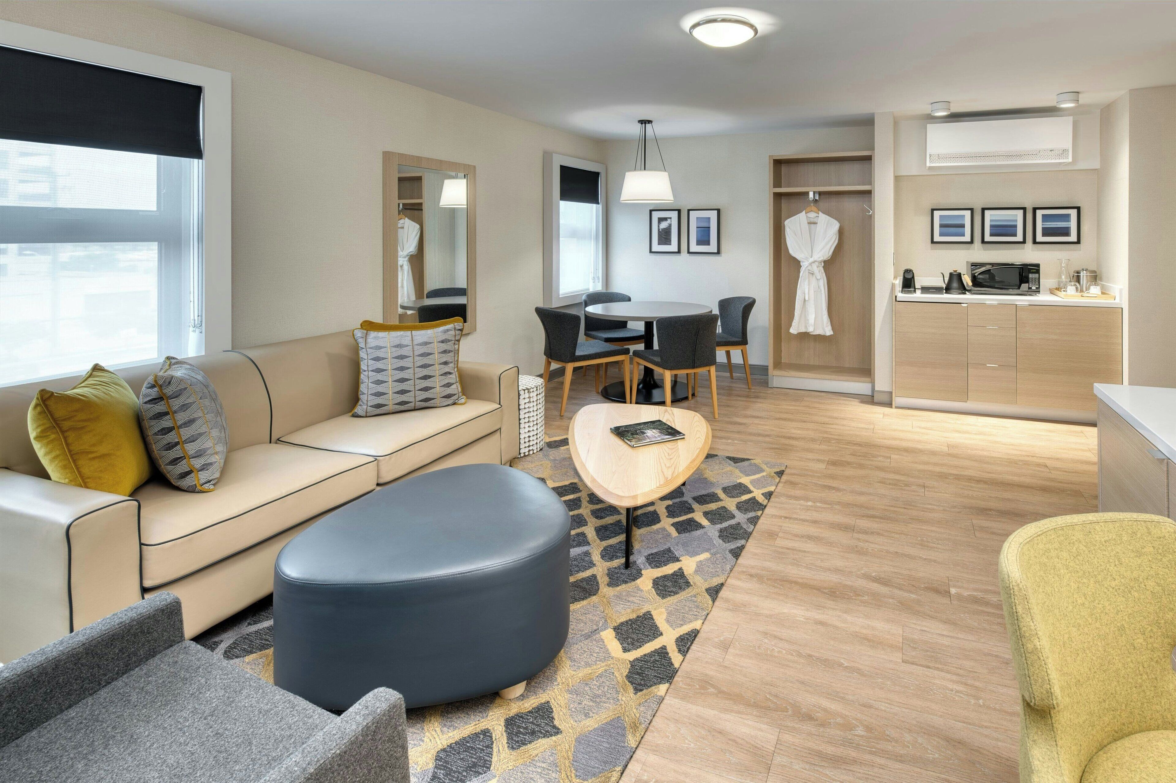 49 インチのテレビ (ケーブル放送視聴可)、Netflix、iPod ドック