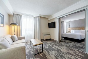 1 bedroom, premium bedding, pillow-top beds, in-room safe - Sandman Signature Mississauga Hotel (Mississauga)