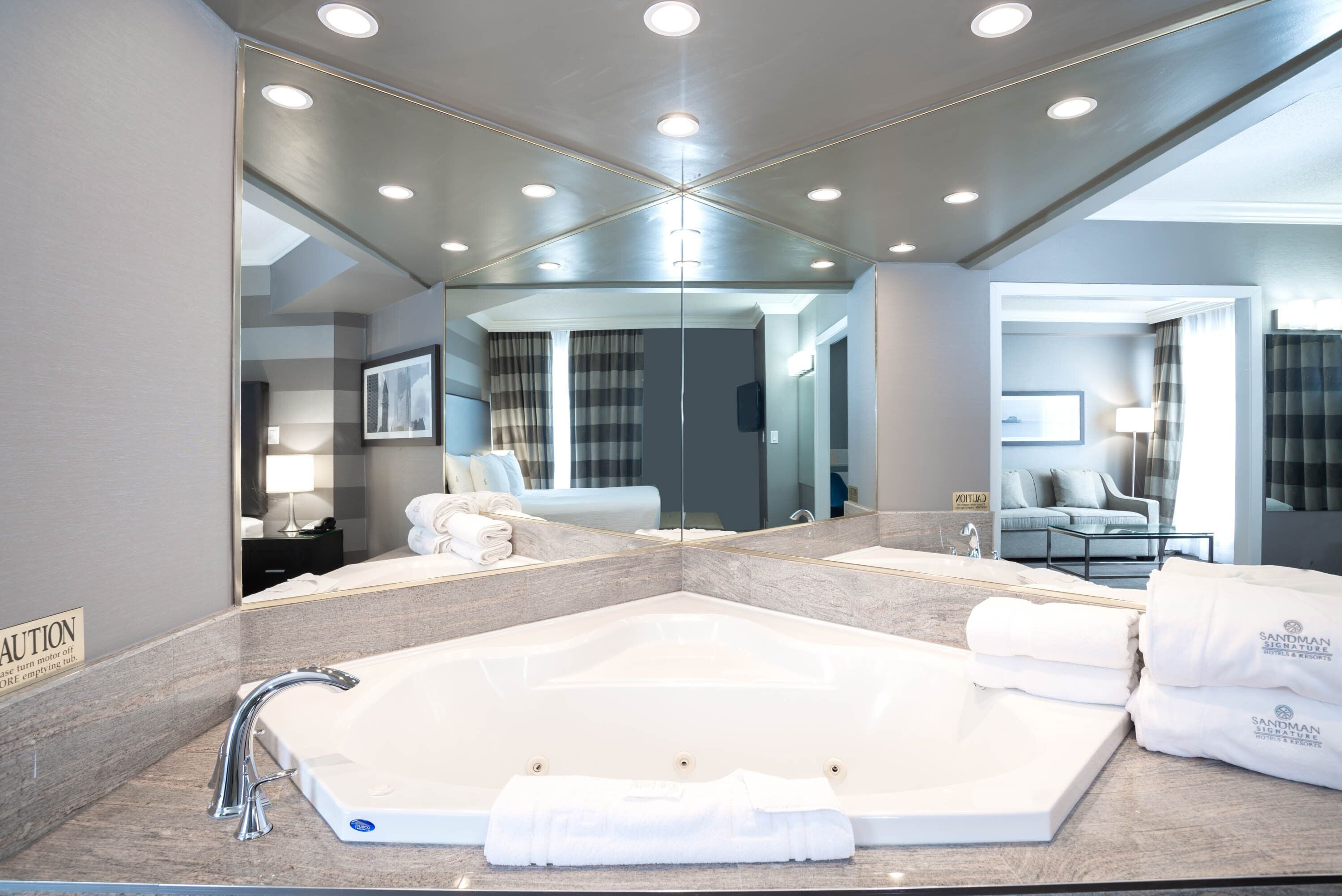 jacuzzi suite, 1 king bed, sofa bed | private spa tub