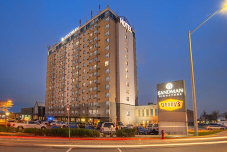 Sandman Signature Mississauga Hotel - Image 27