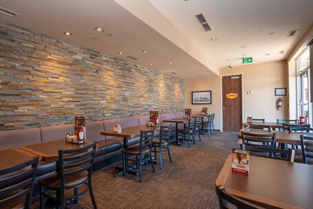 Sandman Signature Mississauga Hotel - Image 39