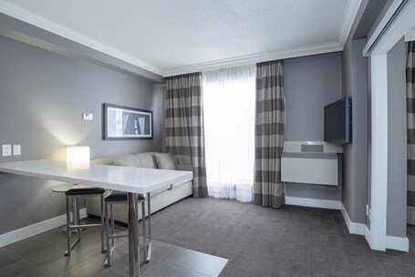 Sandman Signature Mississauga Hotel - Image 9