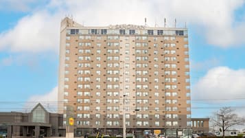 Un grand hôtel à plusieurs étages, sur lequel on peut voir en évidence une enseigne « Sandman ».