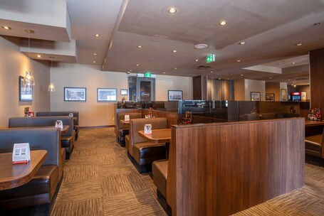 Sandman Signature Mississauga Hotel - Image 38