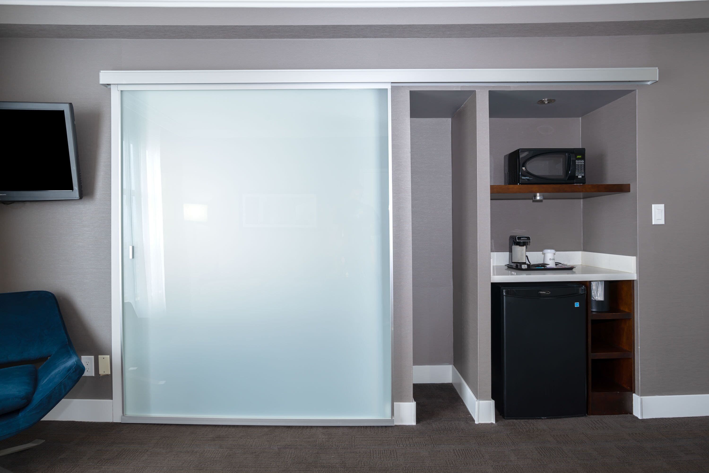 microwave, coffee/tea maker