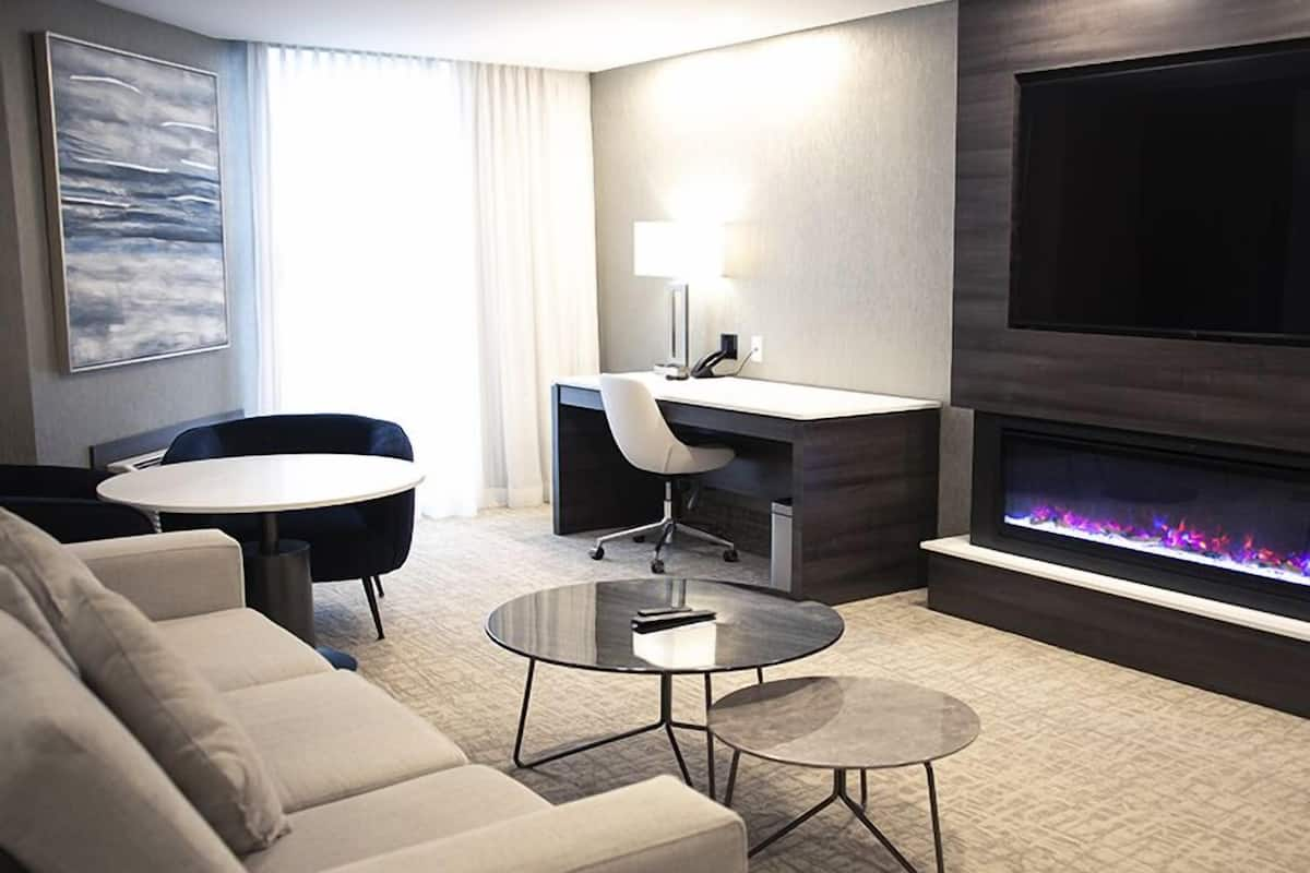 Luxury Deluxe Suite | Premium bedding, minibar, in-room safe, desk