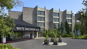 Een modern gebouw met een bord waarop staat 