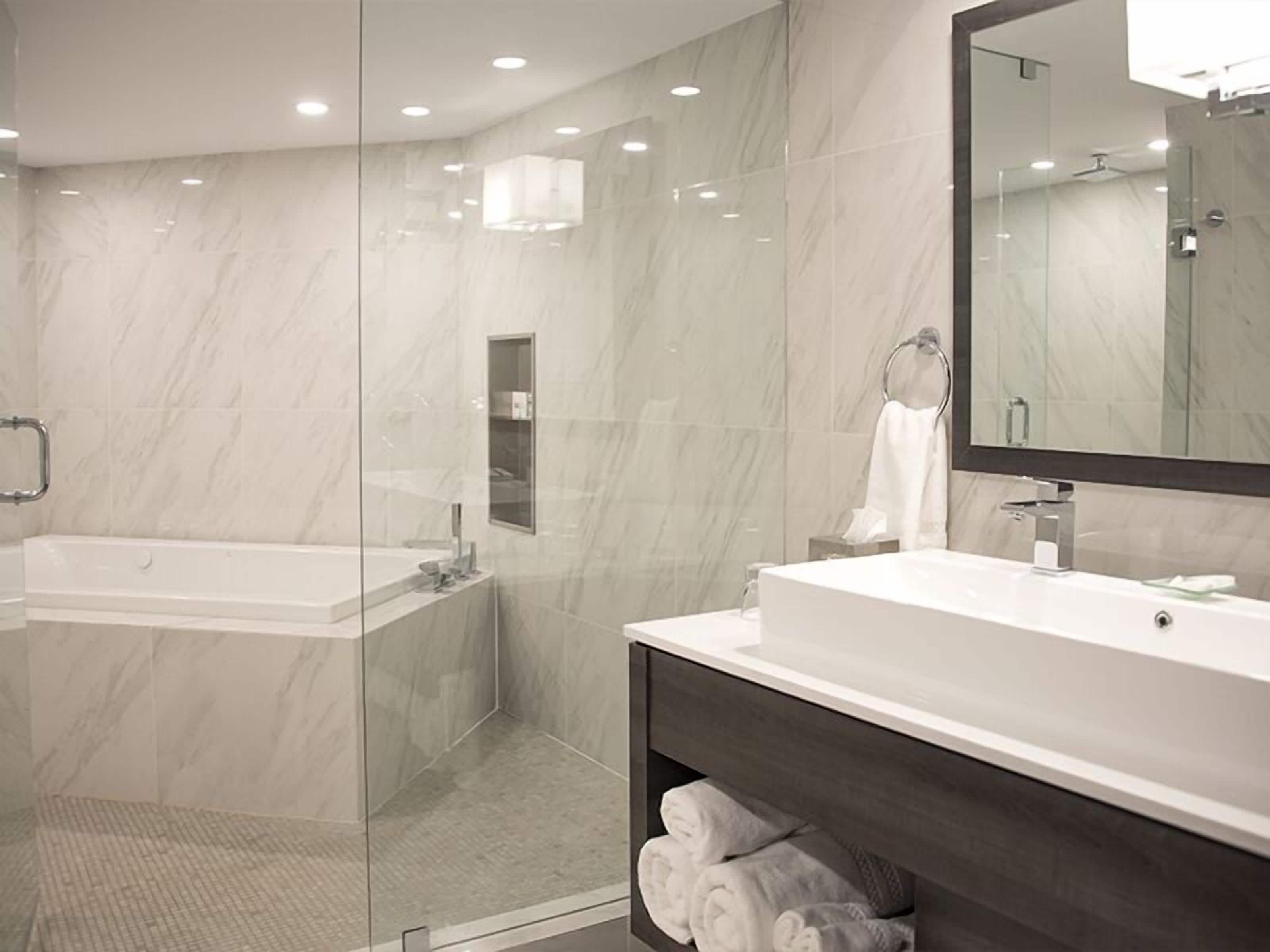 luxury deluxe suite | bathroom | combined shower/bathtub, eco-friendly toiletries, hair dryer, bathrobes