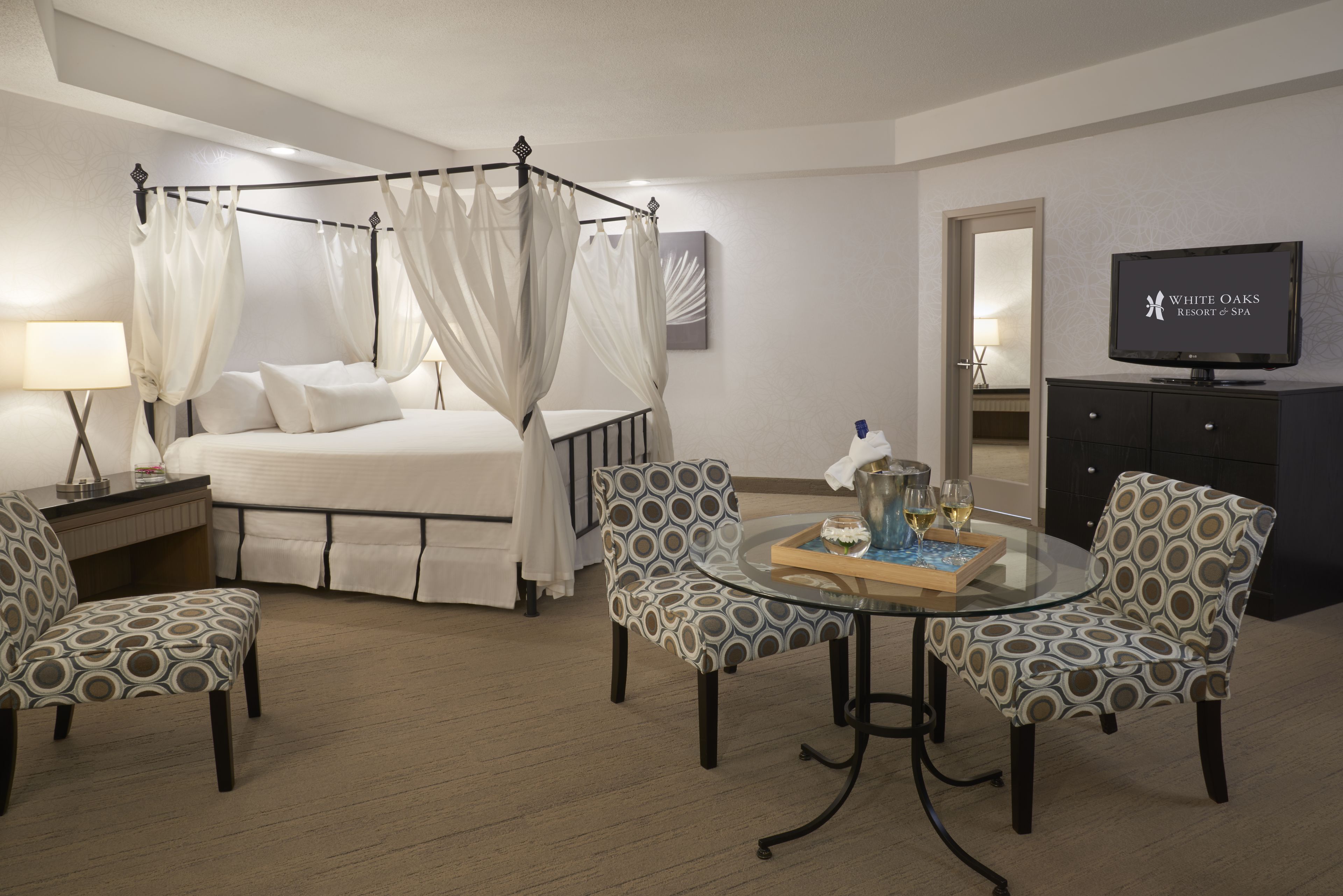 luxury executive suite, 1 king bed | premium bedding, pillow-top beds, minibar, in-room safe