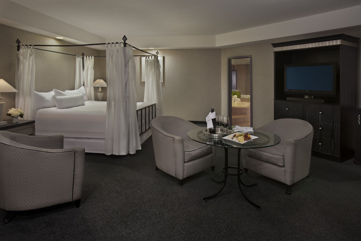 Luxury Executive Suite, 1 King Bed | Premium bedding, minibar, in-room safe, desk