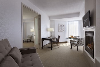 Luxury Deluxe Suite | Premium bedding, minibar, in-room safe, desk at White Oaks Resort & Spa