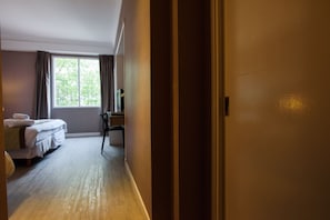 Quarto, 2 quartos, quartos conectados | Roupas de cama premium, edredons de pluma, camas com colchões pillow-top