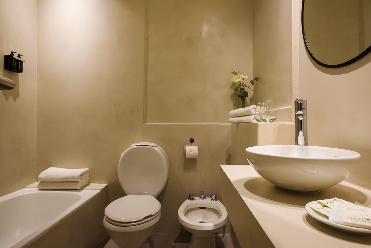 Habitación estándar doble | Baño | Ducha y bañera combinadas y cabezal de ducha tipo lluvia