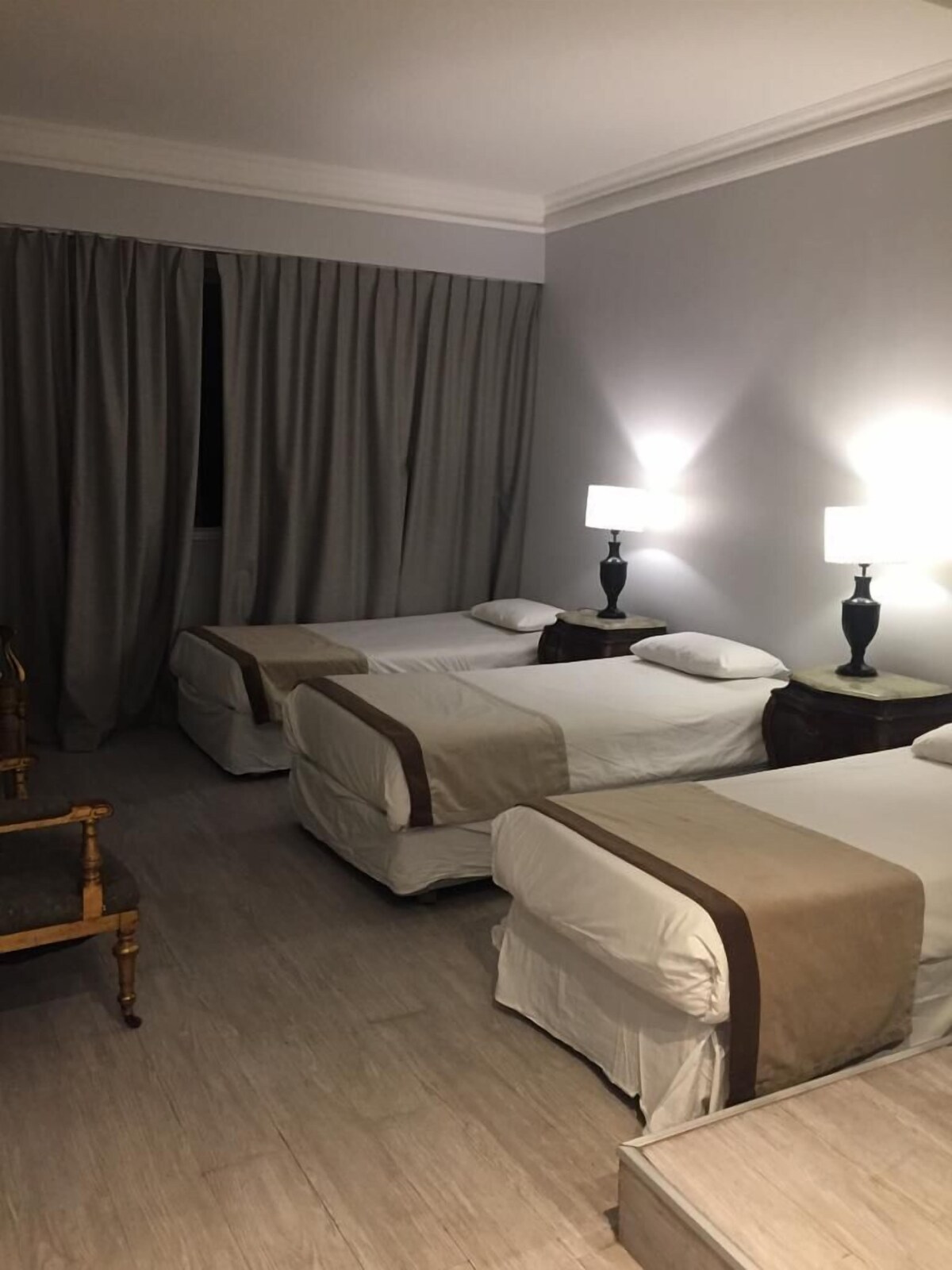 Habitación familiar | Ropa de cama de alta calidad y edredones de plumas
