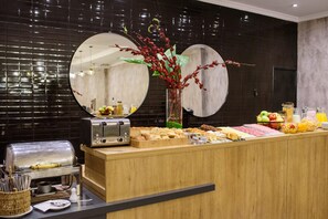 Café da manhã com buffet todos os dias (USD 8 por pessoa) 