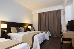 Chambre quadruple Standard | Literie de qualité, couette en duvet, lit avec matelas à plateau-coussin