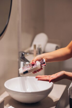 Deluxe Double or Twin Room | Bathroom | Combined shower/tub, rainfall showerhead, free toiletries, hair dryer - 1253 Recoleta Small Hotel (Buenos Aires)