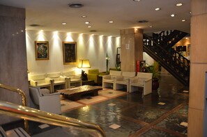 Área de estar no saguão
