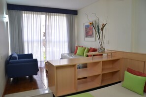 Suíte (Moderna) | Sala de estar | TV LCD 20 polegadas com canais a cabo, TV