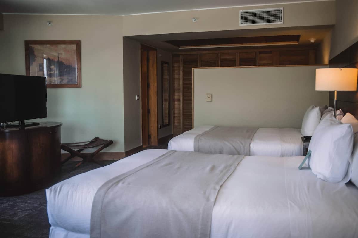 Suite, 2 camas de matrimonio, no fumadores (Upgrade) | Minibar, caja fuerte, escritorio y cortinas opacas