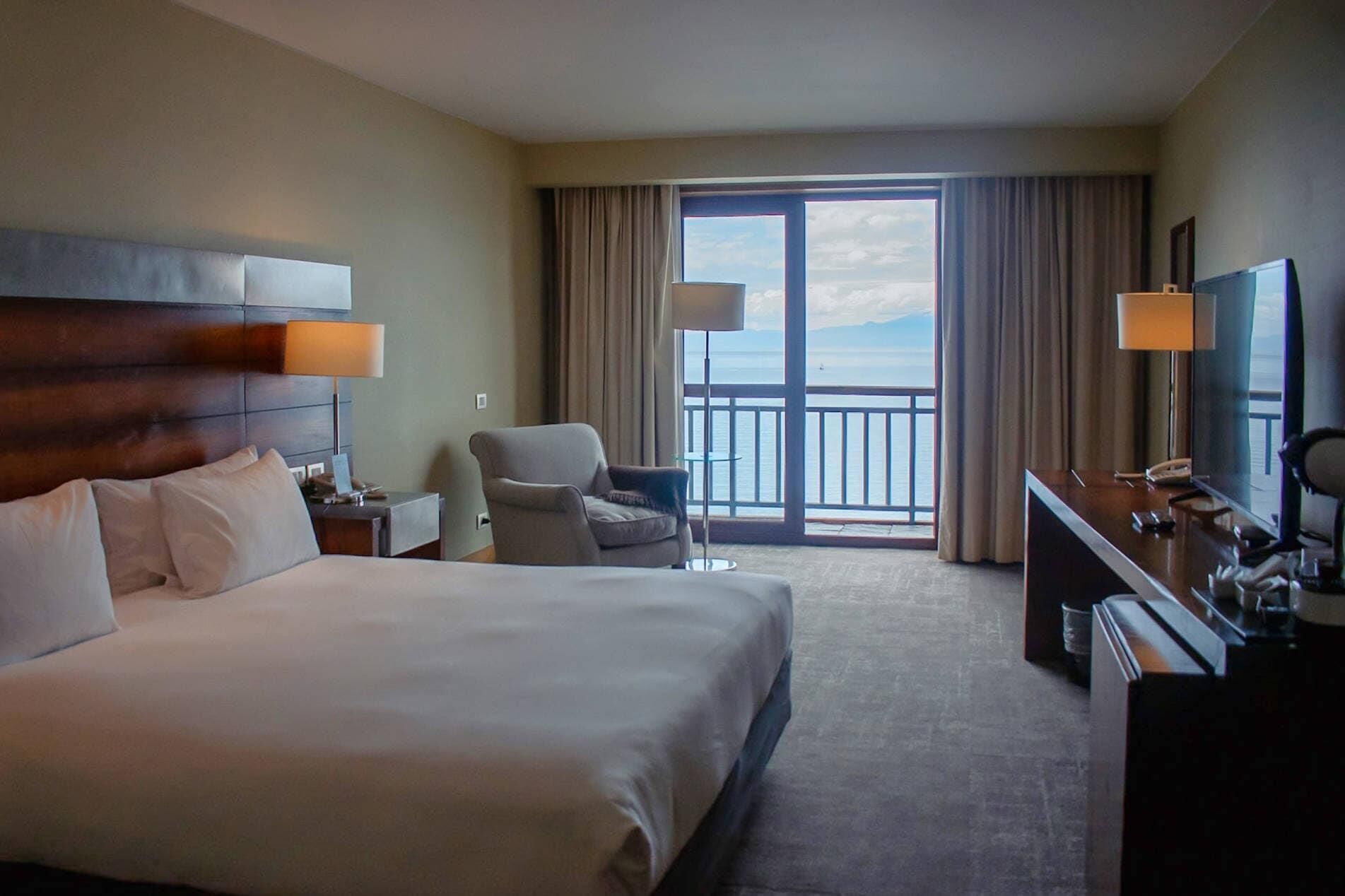 套房, 1 张特大床, 无烟房 (Upgrade) | 迷你吧、客房内保险箱、办公桌、遮光窗帘