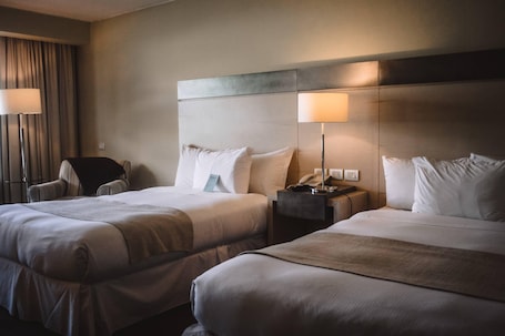 Twin Room, Non Smoking | Minibar, in-room safe, desk, blackout drapes