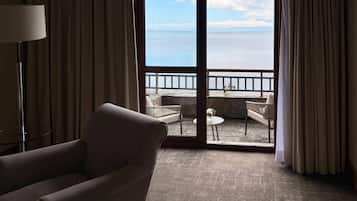 Suite, 1 King Bed, Non Smoking (Upgrade) | Minibar, in-room safe, desk, blackout drapes