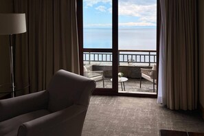 Suite, 1 King Bed, Non Smoking (Upgrade) | Minibar, in-room safe, desk, blackout drapes