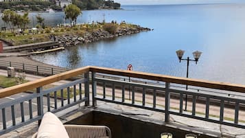 ميني بار وخزنة داخل الغرفة ومكتب وستائر تعتيم